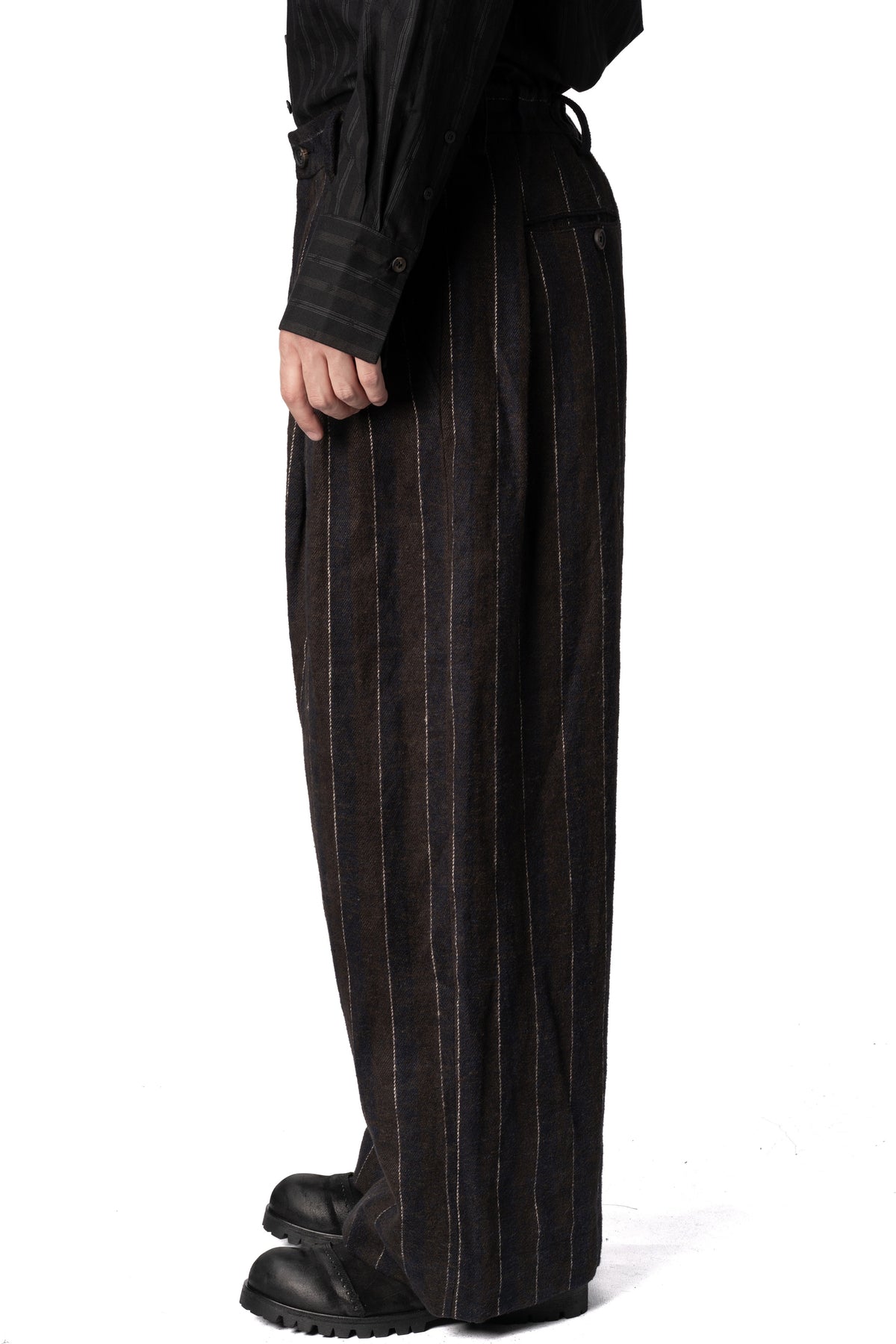 Pleated wide-leg pinstripe trousers