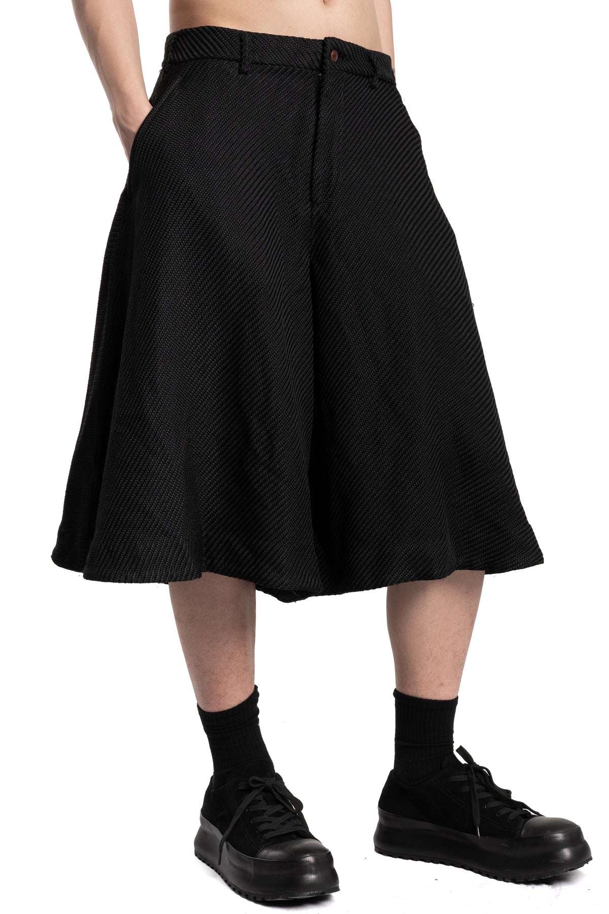Comme des Garçons Homme Plus | SS26 - Hopsack balloon shorts P038