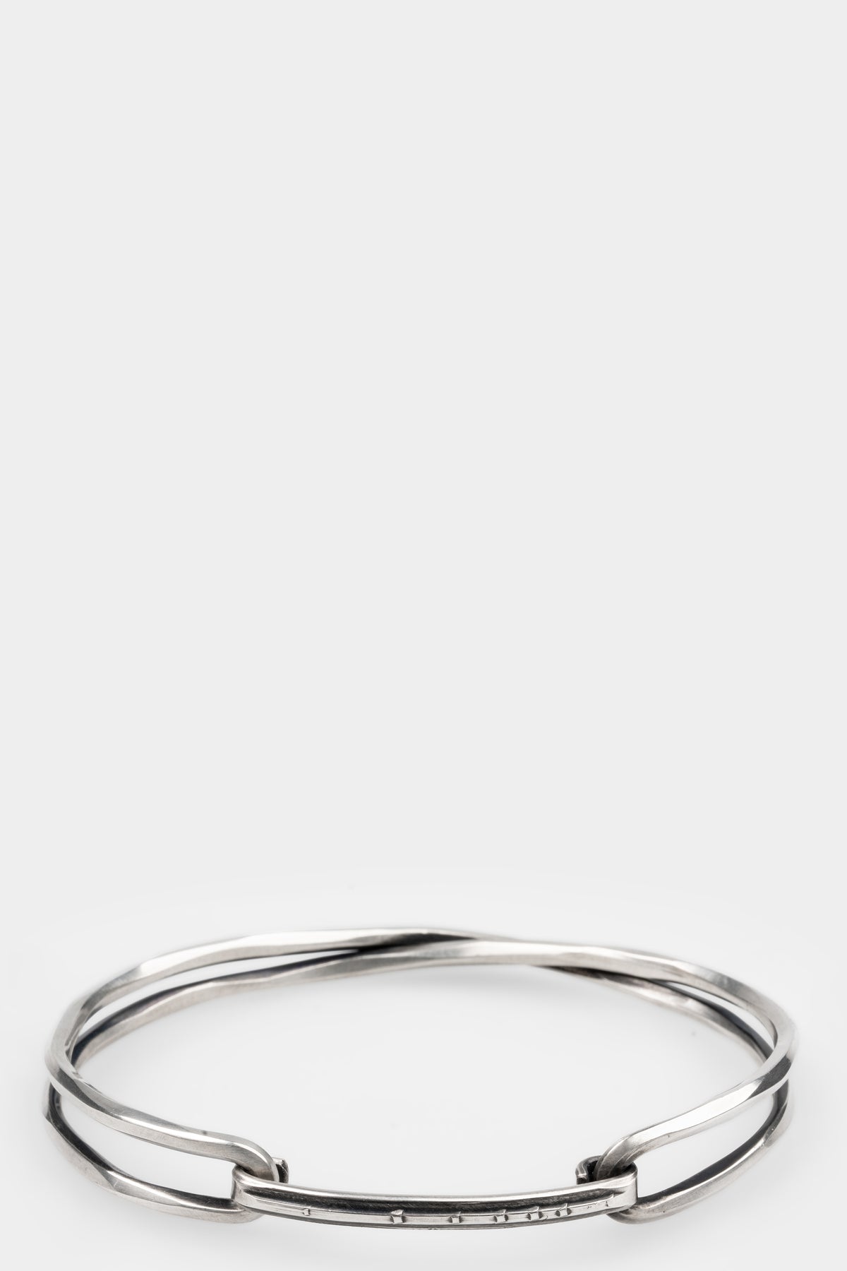 Werkstatt München | Crossed bangle bracelet M2211, shot on table