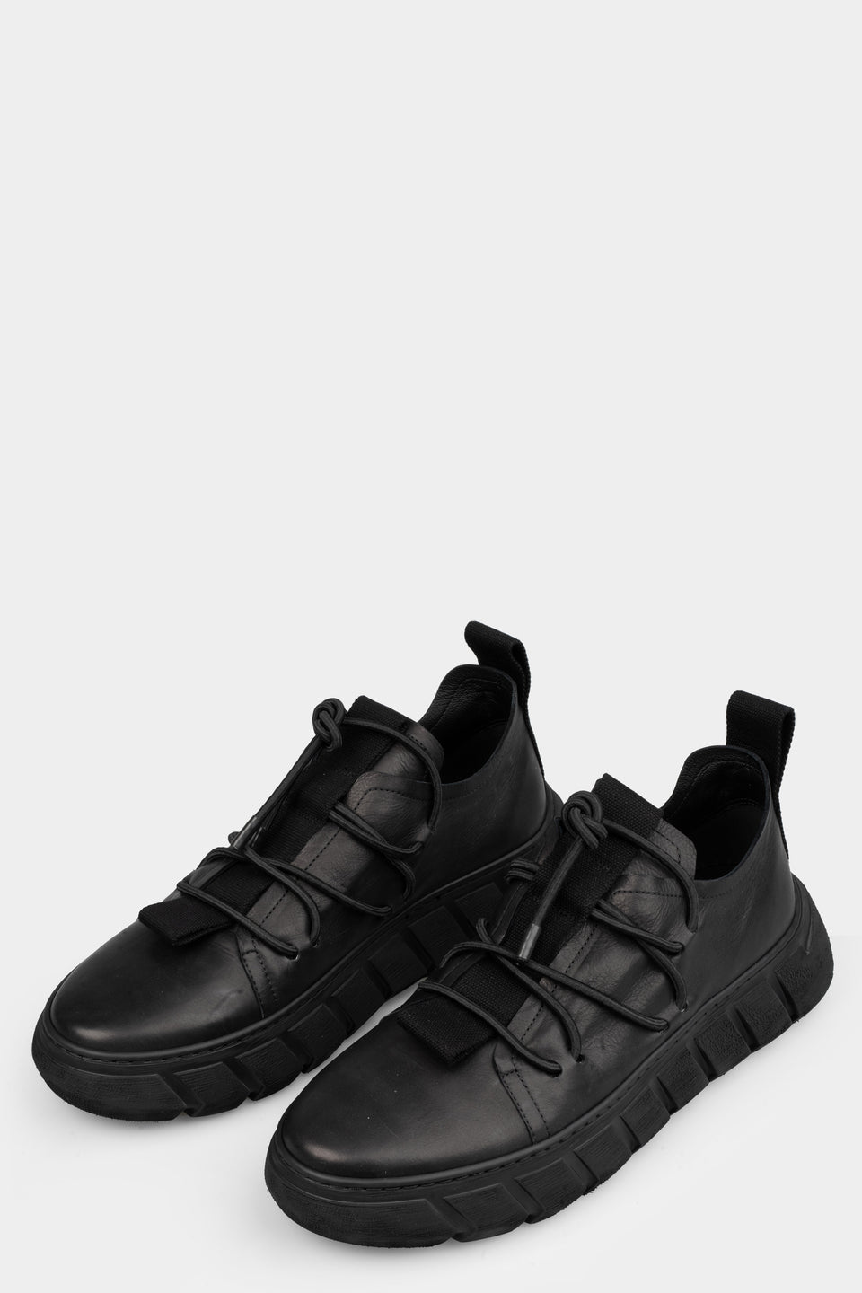 Low top laced leather sneakers