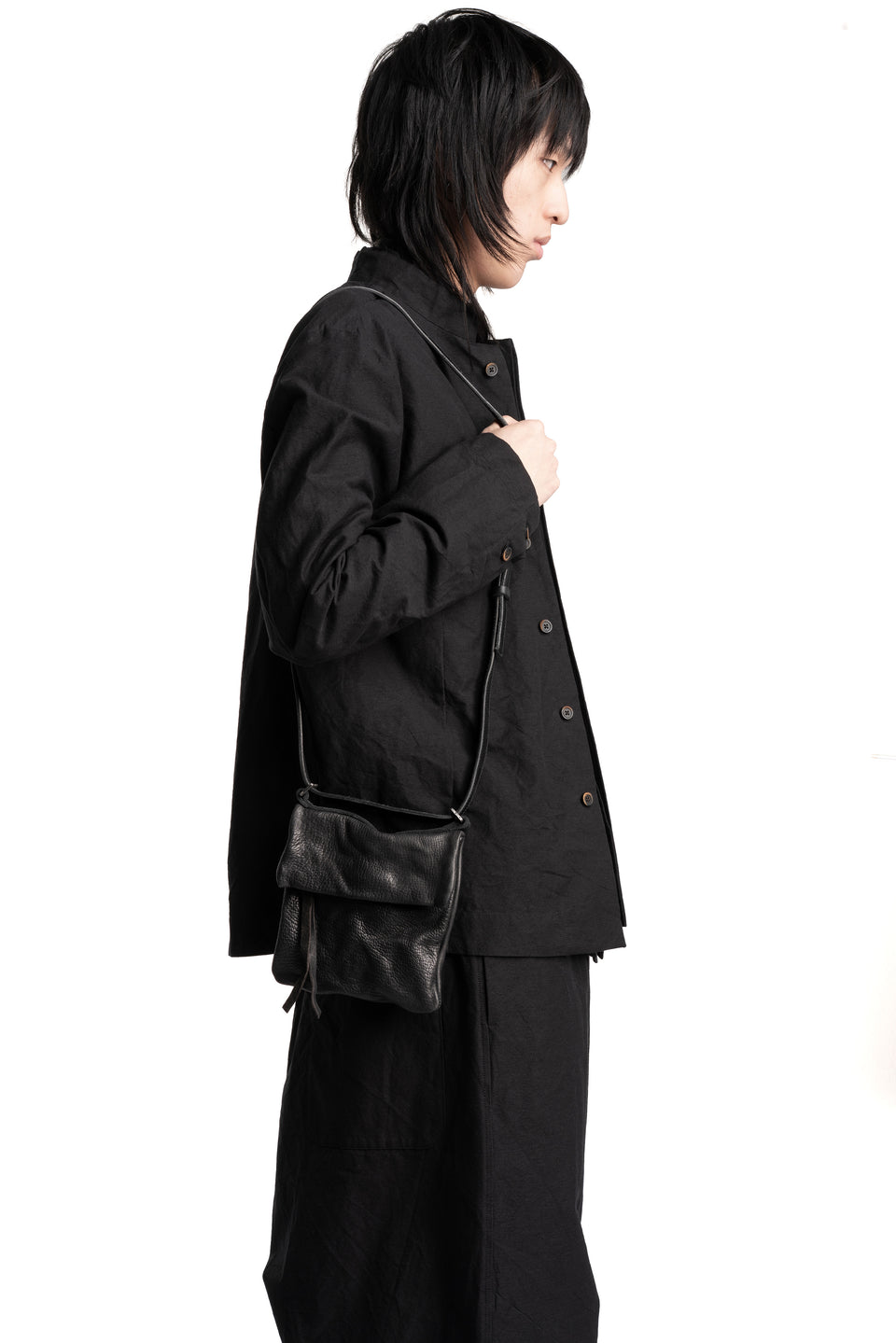 Small folded messenger leather bag, Black F25B3b