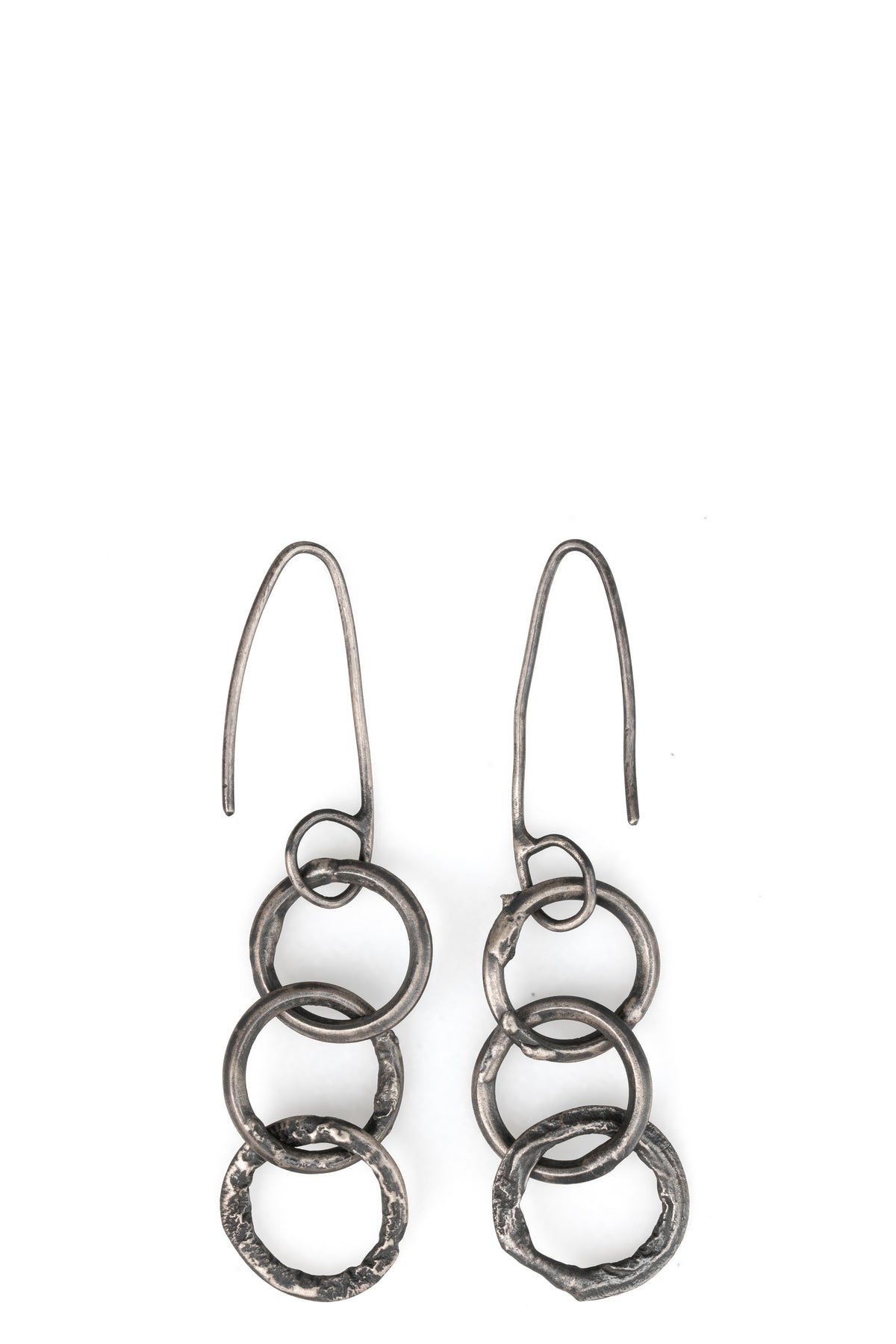 Cuma | Silver earring thick link, shot on table