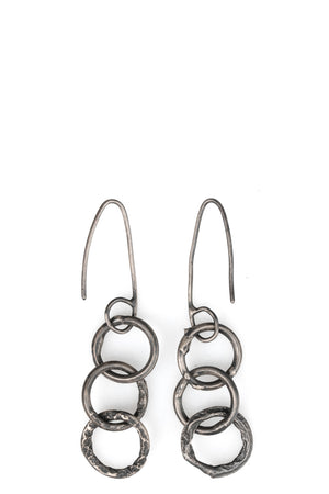 Cuma | Silver earring thick link, shot on table