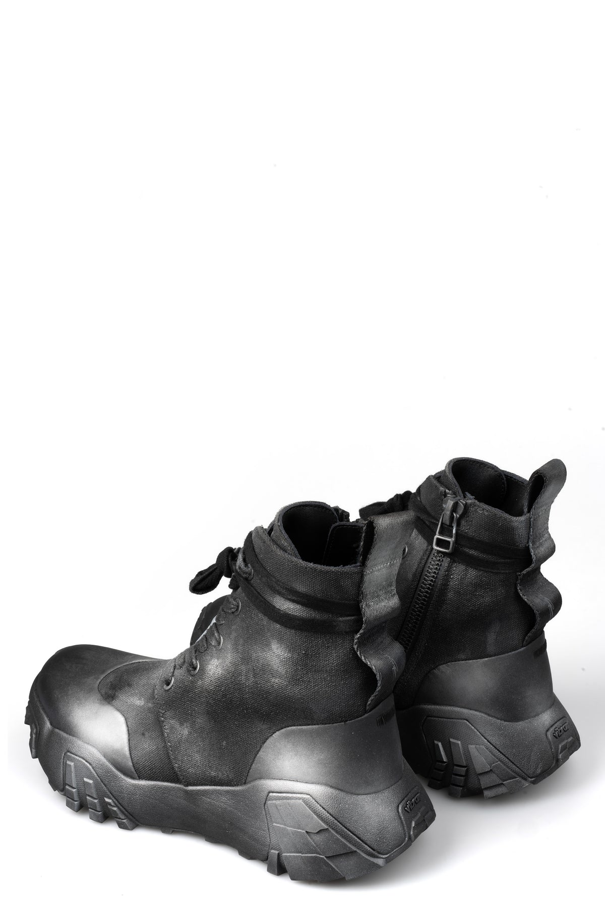Laced canvas boots