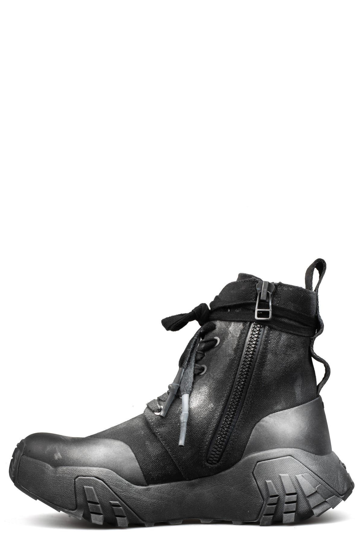 Laced canvas boots