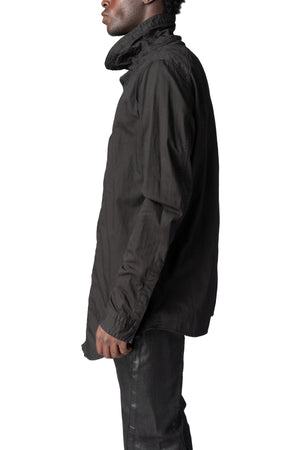 Julius_7 | AW26 - High collar twill shirt, Black 957SHM1