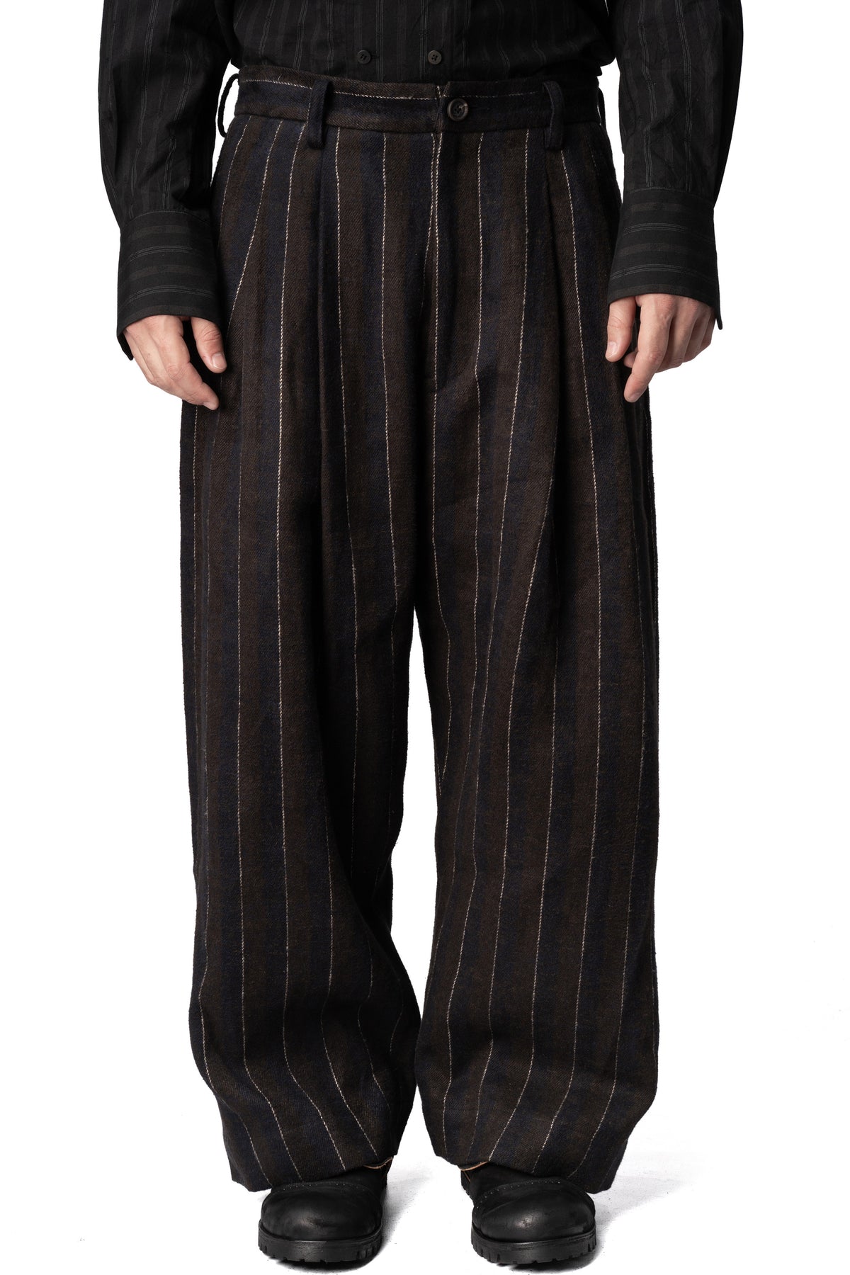 Pleated wide-leg pinstripe trousers