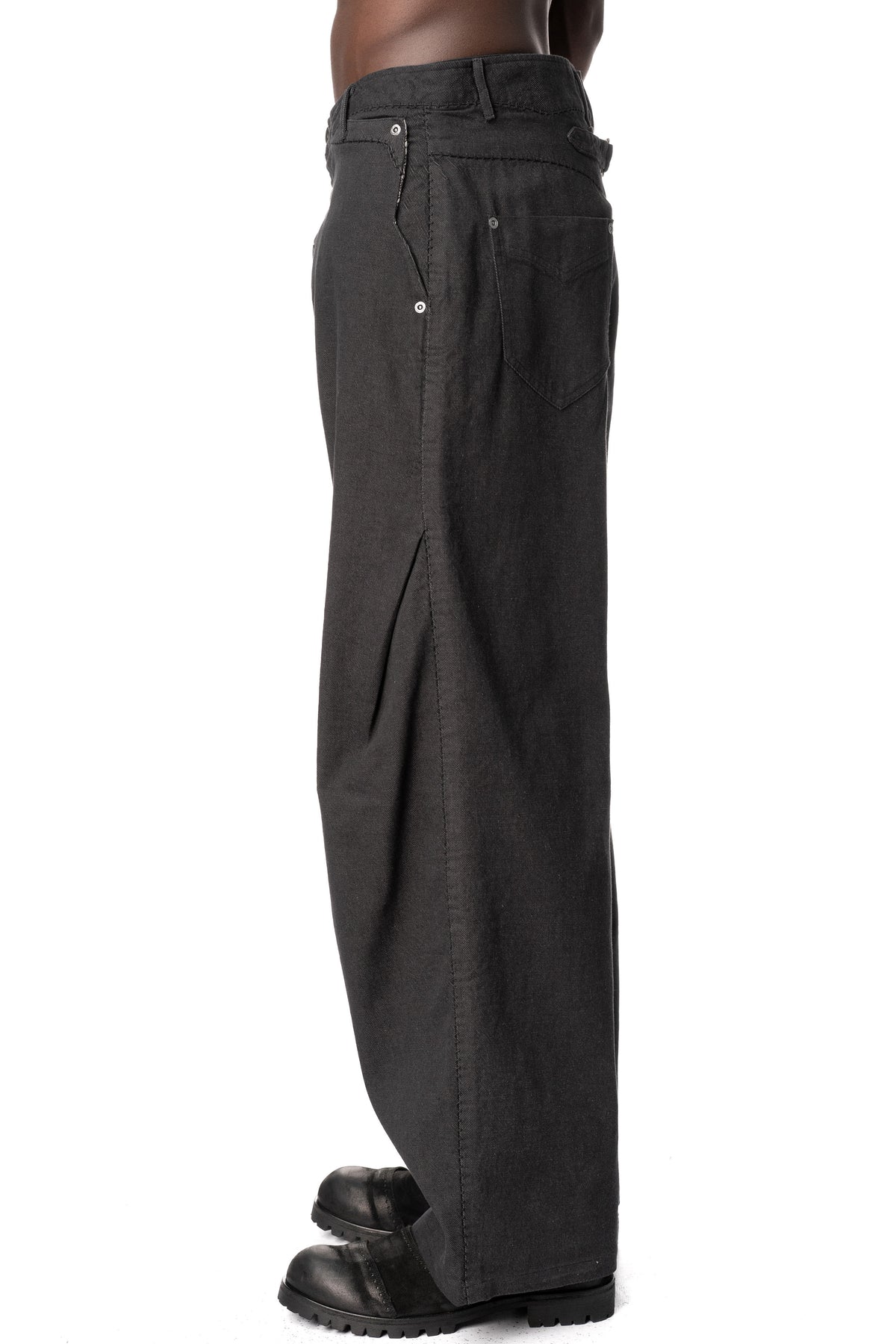 Overlocked Loose Buckleback Trousers, Black