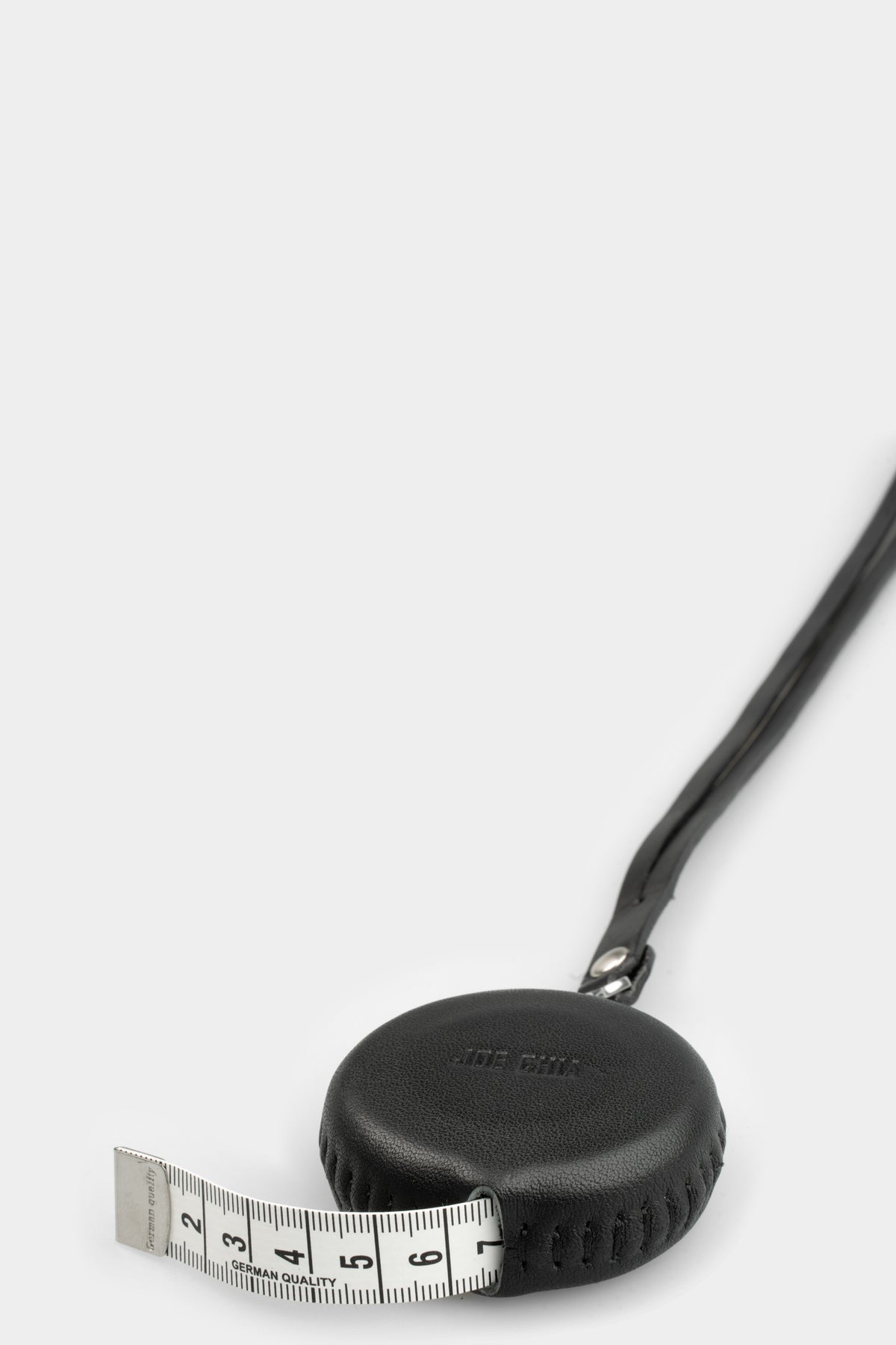 JOE CHIA | AW24 - Retractable measuring tape w. leather case