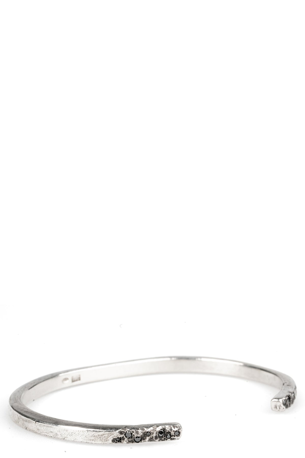 Enri Mars | Tension silver cuff w black diamonds